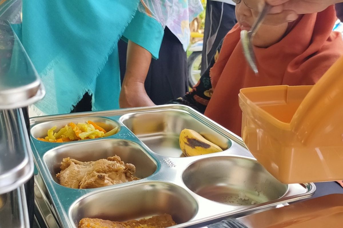 Puluhan siswa di Sukoharjo mengalami keracunan setelah mengonsumsi ayam dalam menu Makan Bergizi Gratis (MBG). 