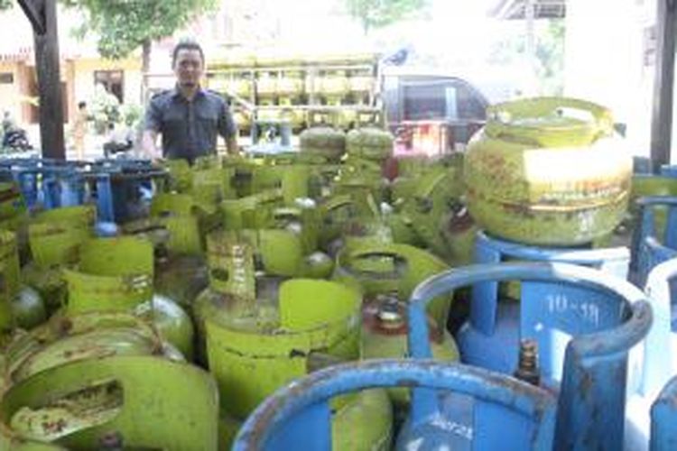 Ratusan tabung LPG diamankan Polres Pasuruan dari tiga tersangka yang sudah diamankan dari gudang pangkalan LPG di daerah Kejapanan Gempol Pasuruan.