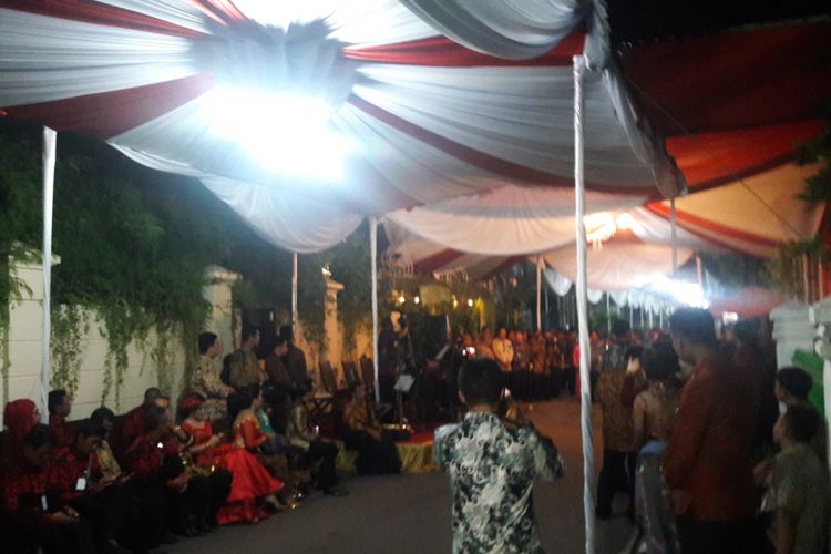 Suasana kediaman Presiden Joko Widodo di Jalan Kutai Utara, Sumber, Banjarsari, Solo, Selasa (7/11/2017) saat acara midodareni.