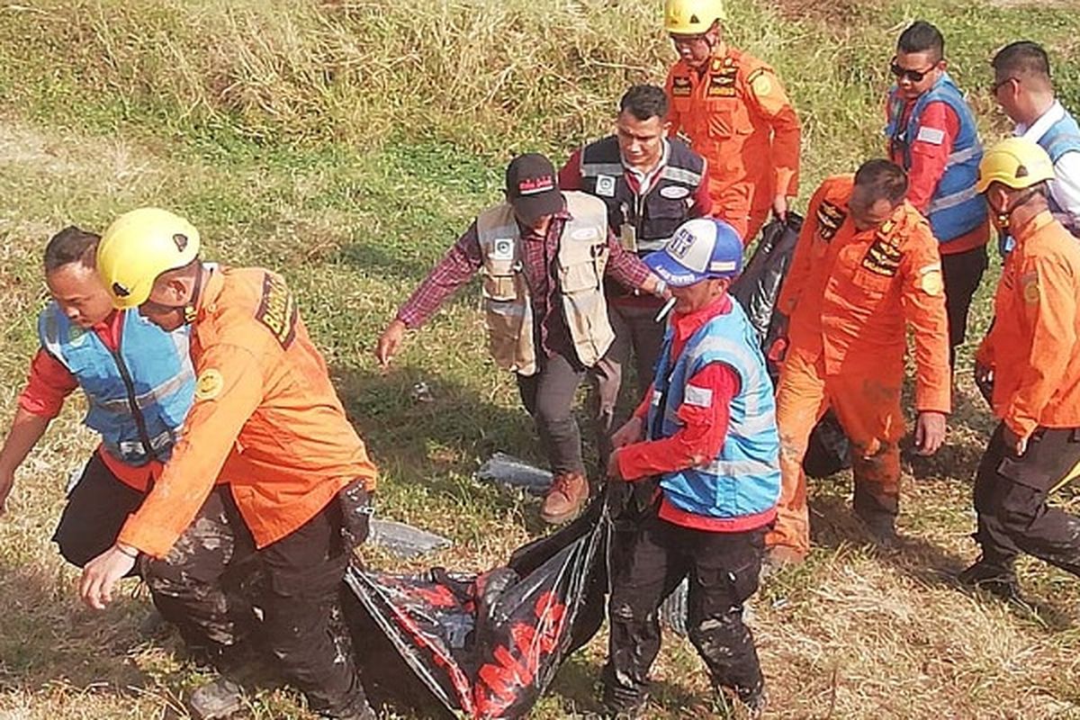 Tim Basarnas Semarang mengevakuasi korban kecelakaan di Tol KM 314 Pemalang Jawa Tengah