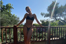 Lagi, Gaya Seksi Hailey Bieber Pakai Bikini Hitam dan Nike Air Force 1