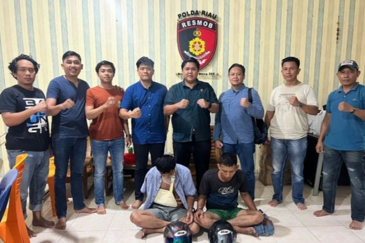 Dua pelaku jambret saat diamankan polisi di Mapolsek Tenayan Raya, Pekanbaru, Riau, Sabtu (27/4/2024).