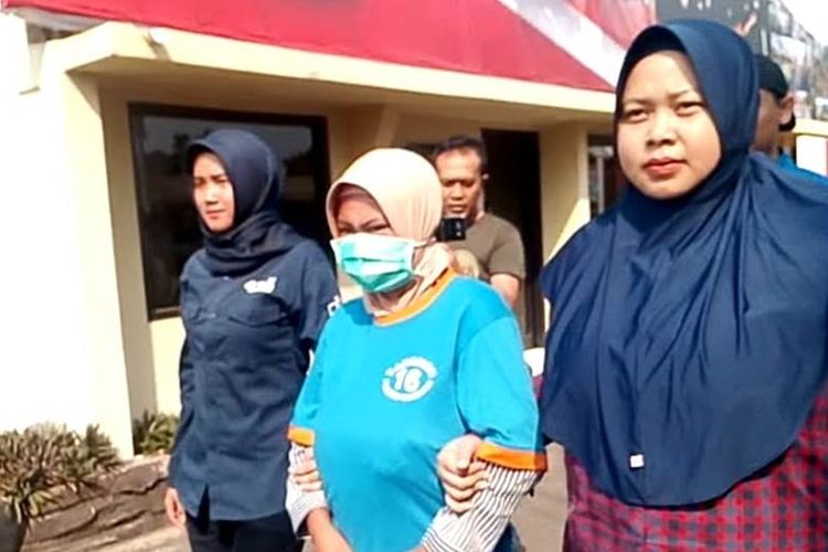 YN (20), tersangka pembunuh bayinya sendiri yang masih berusia 3 bulan digelandang ke sel tahanan Polres Cianjur, Jawa Barat, Minggu (29/09/2019)