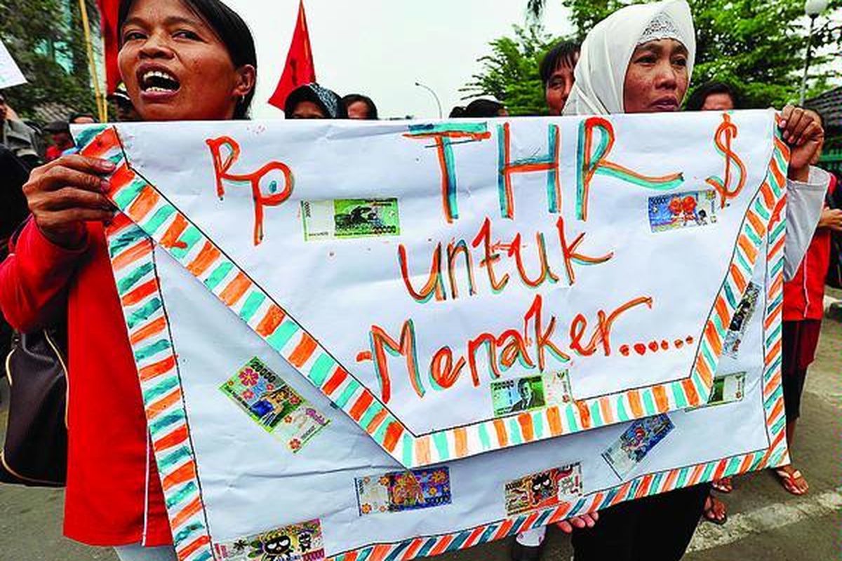 Puluhan buruh dari sejumlah perusahaan di Jakarta dan Tangerang berunjuk rasa di kantor Kementerian Tenaga Kerja dan Transmigrasi di Jakarta, Senin (13/8). Mereka mengadukan perusahaan tempat mereka bekerja kepada menteri tenaga kerja karena belum memberikan tunjangan hari raya.