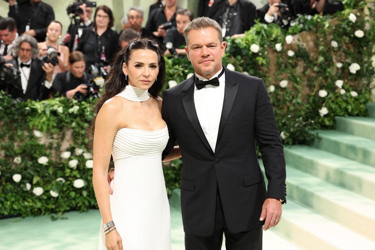 Luciana dan Matt Damon ketika menghadiri karpet merah Met Gala 2024 di New York, AS, Senin (6/5/2024).