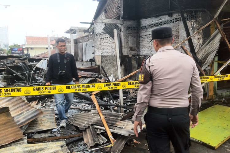 Warung Makan Padang di Purwokerto Ludes Terbakar, Terdengar Ledakan dari Arah Kompor