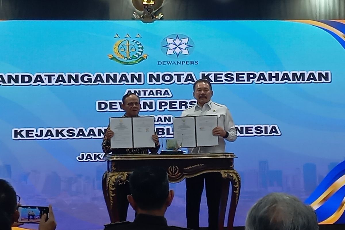 Ketua Dewan Pers Komarudin Hidayat dan Jaksa Agung ST Burhanuddin dalam penandatanganan nota kesepahaman di Gedung Utama Kejaksaan Agung, Jakarta, Selasa (15/7/2025)