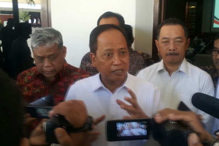 Menteri Riset Teknologi dan Perguruan Tinggi, Mohamad Nasir di sela kunjungannya di PT Industri Kereta Api Indonesia (INKA), Kota Madiun, Jawa Timur, Jumat (8/6/2018) .