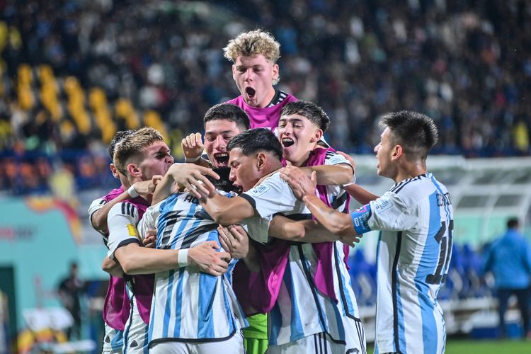 Timnas U17 Argentina saat merayakan gol kedua lewat Valentino Acuna ketika menaklukkan Jepang dalam matchday kedua Grup D Piala Dunia U17 2023 Indonesia, antara Jepang vs Argentina, Selasa (14/11/2023) di Stadion Si Jalak Harupat, Soreang, Kabupaten Bandung. 