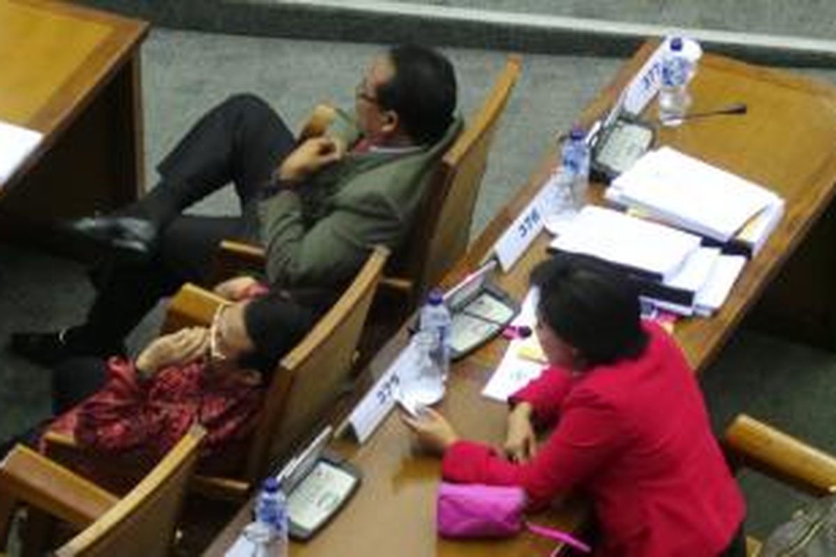 Politisi PDI-P Indah Kurnia melantunkan lagu saat forum lobi dilakukan terkait RUU Pilkada, Kamis (25/9/2014) 