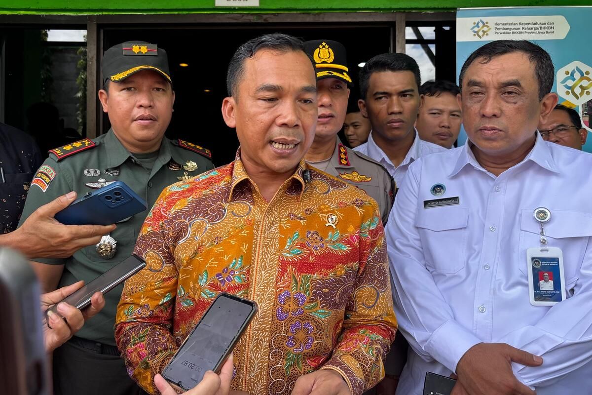 Menteri Kependudukan dan Pembangunan Keluarga atau Kepala Badan Kependudukan dan Keluarga Berencana Nasional (Kemendukbangga/BKKBN) Wihaji, saat melakukan dialog dengan Ibu Hamil di Desa Sarangmekar, Kecamatan Ciparay, Kabupaten Bandung, Jawa Barat, Selasa (18/2/2025)