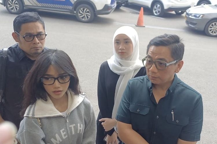 Fuji Serahkan Bukti Baru Kasus Penggelapan Mantan Admin di Polres Jaksel