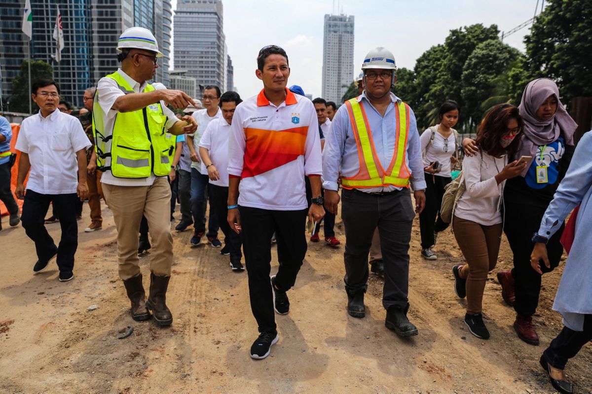 Wakil Gubernur DKI Jakarta Sandiaga Uno meninjau trotoar jalan di Kawasan Gelora Bung Karno (GBK), Senayan, Jakarta Pusat, Minggu (12/11/2017). Sandiaga Uno memastikan Pemerintah Provinsi DKI Jakarta akan mempermudah semua bentuk perizinan yang diperlukan untuk venue Asian Games 2018 di Kompleks Gelora Bung Karno (GBK). KOMPAS.com/GARRY ANDREW LOTULUNG