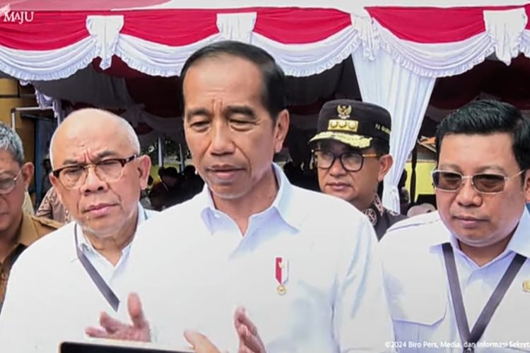 Presiden Joko Widodo memberikan keterangan saat kunjungan kerja di Kabupaten Paser, Kalimantan Timur, Kamis (26/9/2024).