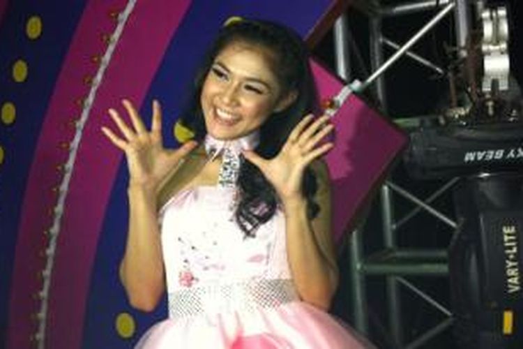 Novi Herlina terpilih menggantikan Anisa Rahma, yang keluar dari girlband Cherrybelle. Hal itu diumumkan dalam acara Tiga Tahun Senyuman Cherrybelle, yang disiarkan langsung dari Studio Penta SCTV, Jakarta Barat, Minggu (16/3/2014).