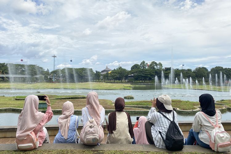 Pertunjukan air mancur Tirta di TMII. Selasa (17/2/2026)