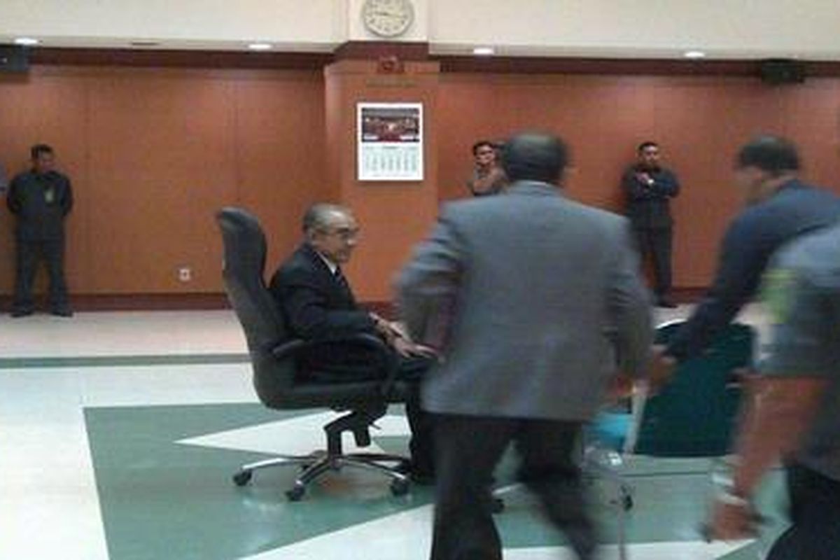 Hakim Agung Achmad Yamanie diperiksa di sidang Mahkamah Kehormatan Hakim di Ruang Wiryono Prodjodikoro, Selasa (11/12) pagi. Sidang dimulai pukul 09.10 dan dipimpin ketua majelis hakim Paulus Effendi Lotulung. Yamanie diperiksa karena mengubah putusan peninjauan kembali terpidana narkoba Hanky Gunawan.  