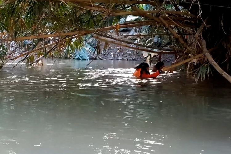 Petugas gabungan melakukan pencarian terhadap anak yang tenggelam di Kabupaten Tuklungagung Jawa Timur, Senin (31/10/2022).