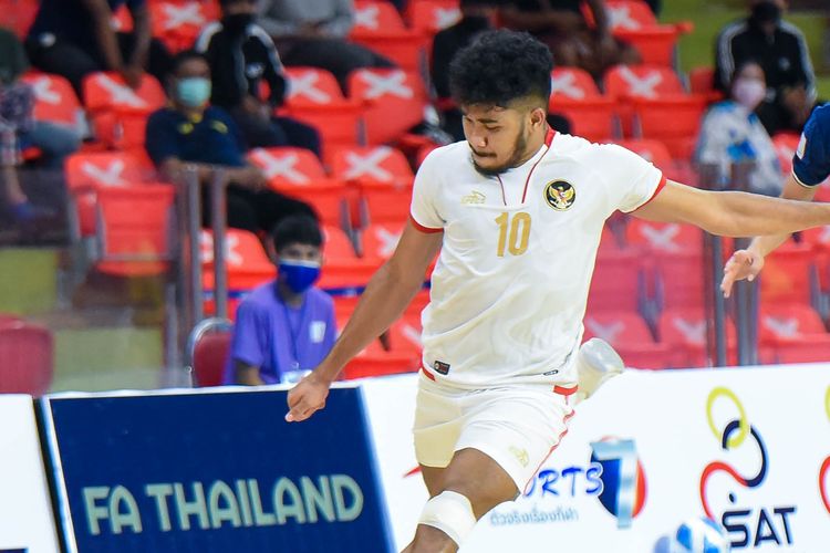 Evan Soumilena (kiri) vs Kritsada Wongkaeo (kanan) dalam babak penyisihan Grup A Piala AFF Futsal 2022, Indonesia vs Thailand.