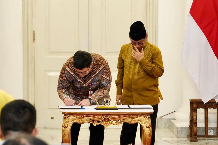 Bupati Kediri Hanindhito Himawan Pramana bersama Gubernur DKI Jakarta Pramono Anung menandatangani naskah kesepakatan bersama pengembangan potensi daerah dan peningkatan pelayanan publik yang digelar di Balai Kota Pemprov DKI Jakarta, Jumat (16/5/2025).