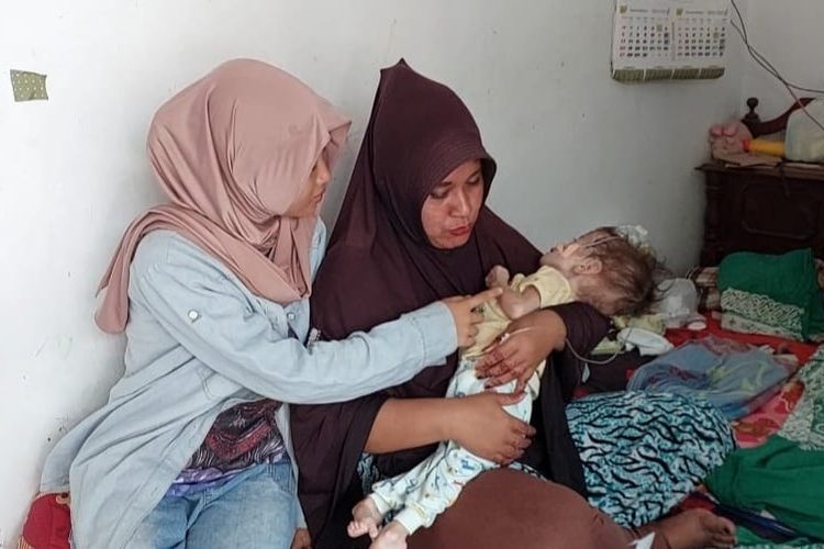 Lina Handayani (37) menggendong anaknya yang alami gizi buruk di sebuah rumah kontrakan di Kelurahan Kalinyamat Kulon RT 05 RW 03, Kecamatan Margadana, Kota Tegal, Sabtu (27/5/2023).