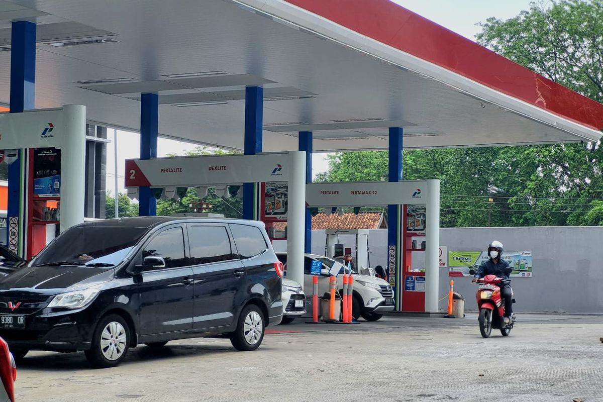 Pengendara motor membeli BBM di SPBU di Jalan Veteran, Sabtu (3/9/2022).