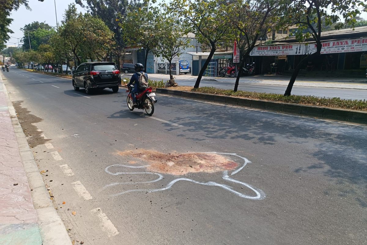 Lokasi tempat seorang pelajar SMA tewas di tempat usai menabrak pengendara motor dan terlindas bus pariwisata di Jalan Raden Inten, Duren Sawit, Jakarta Timur, Senin (9/10/2023) pagi.