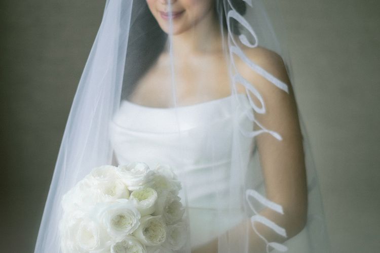 Jika melihat lebih dekat, pada veil yang dikenakan Jessica Iskandar tersemat rangkaian kata yang dibordir dengan benang putih.