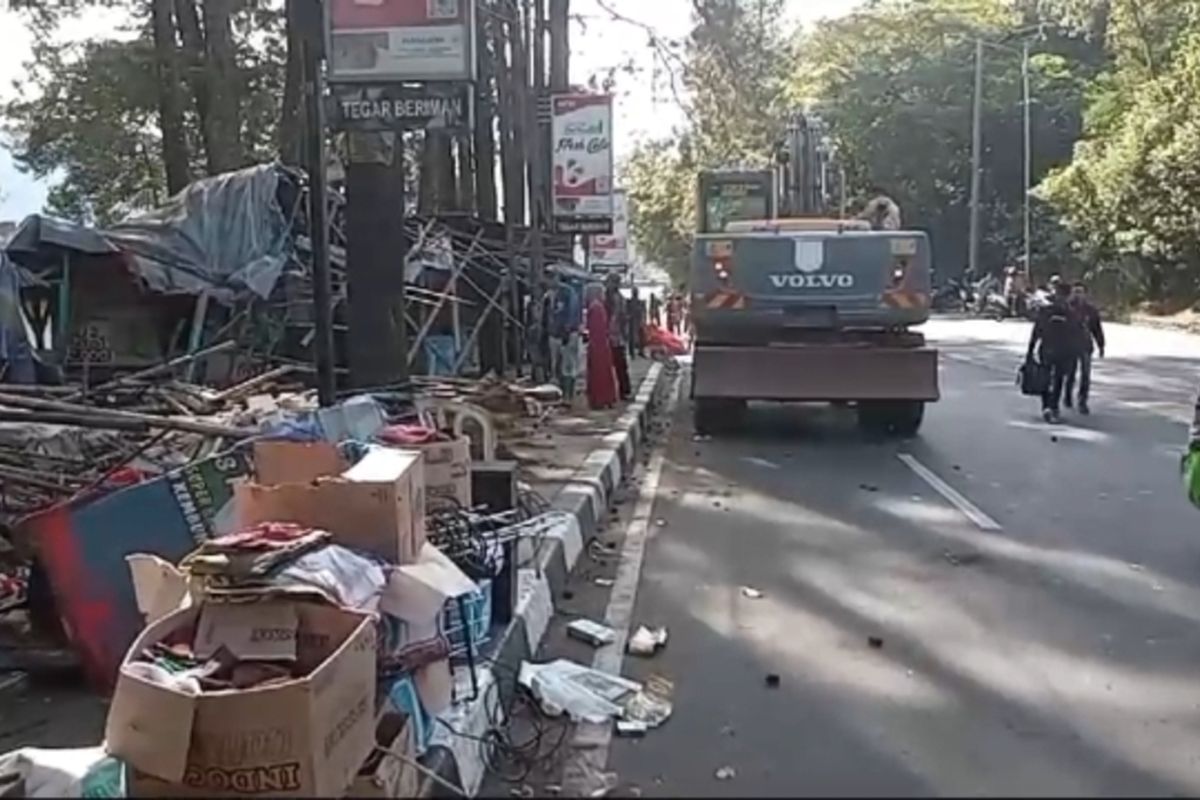 Penertiban pedagang kaki lima (PKL) di kawasan Puncak, Bogor, Jawa Barat, oleh petugas gabungan Satpol-PP, TNI, dan Polisi diwarnai kericuhan, Senin (24/6/2024).