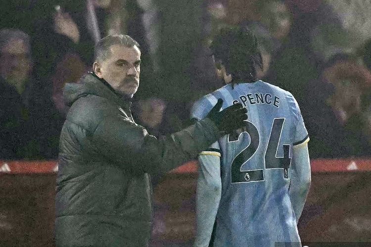 Pelatih Kepala Tottenham Hotspur Ange Postecoglou menghibur bek Djed Spence setelah ia diusir keluar lapangan pada laga Liga Inggris antara Nottingham Forest dan Tottenham Hotspur di The City Ground, Nottingham, Inggris tengah, pada 26 Desember 2024.