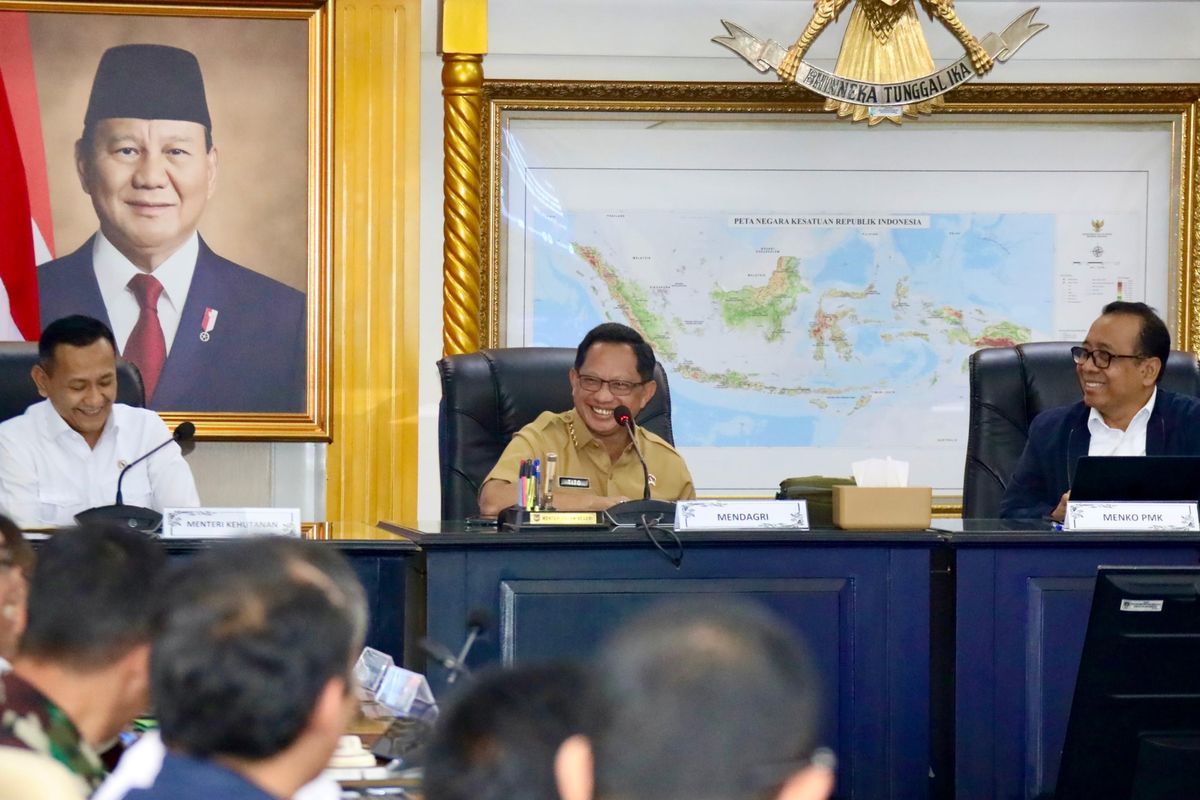 Ketua Satuan Tugas (Kasatgas) Percepatan Rehabilitasi dan Rekonstruksi (PRR) Pascabencana Sumatera Muhammad Tito saat menghadiri Rapat Perkembangan Percepatan Rehabilitasi dan Rekontruksi Pascabencana Alam di Provinsi Aceh, Sumatera Utara (Sumut), dan Sumatera Barat (Sumbar) di Kantor Kementerian Dalam Negeri (Kemendagri), Jakarta, Senin (23/2/2026).