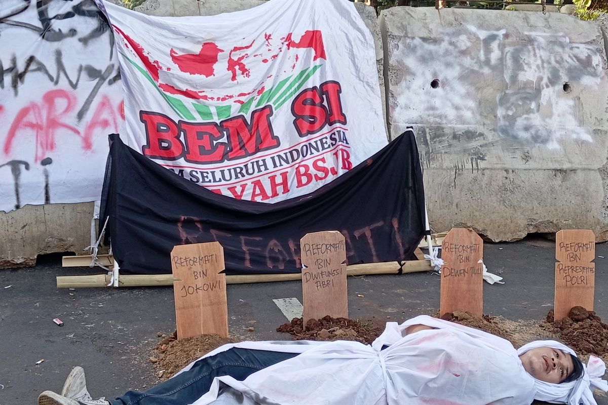 Gelar Aksi Tolak RUU TNI-Polri, Massa BEM SI Kerakyatan Sebut Reformasi Sudah Mati