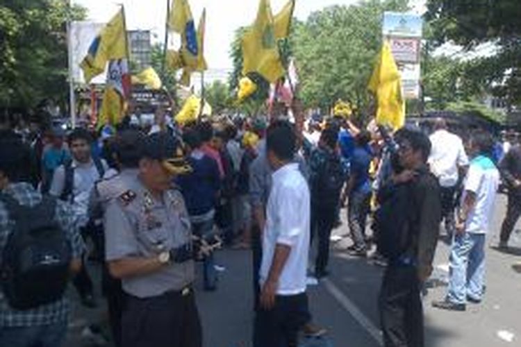 Protes pemadaman bergilir, massa KNPI NTB demo PLN