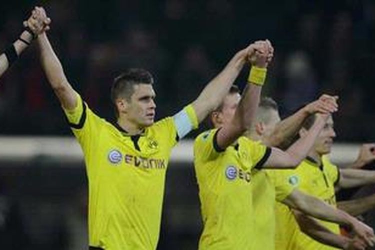 Gelandang Borussia Dortmund, Sebastian Kehl, dan rekan-rekannya merayakan kemenangan dalam pertandingan di Piala Jerman melawan Hanover 96 di Stadion Signal Iduna Park, Dortmund, Kamis (19/12/2012). Dortmund akhirnya menang 5-1. 