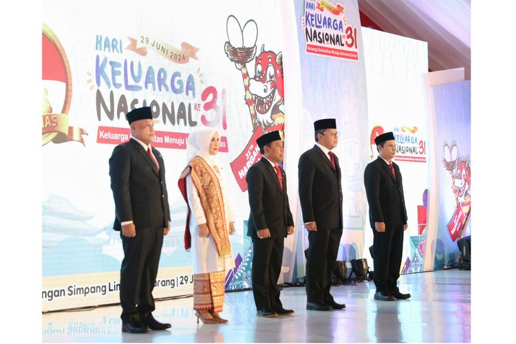 Jajaran Pemkot Makassar saat hendak diberikan penghargaan pada ajang Harganas Ke-31.