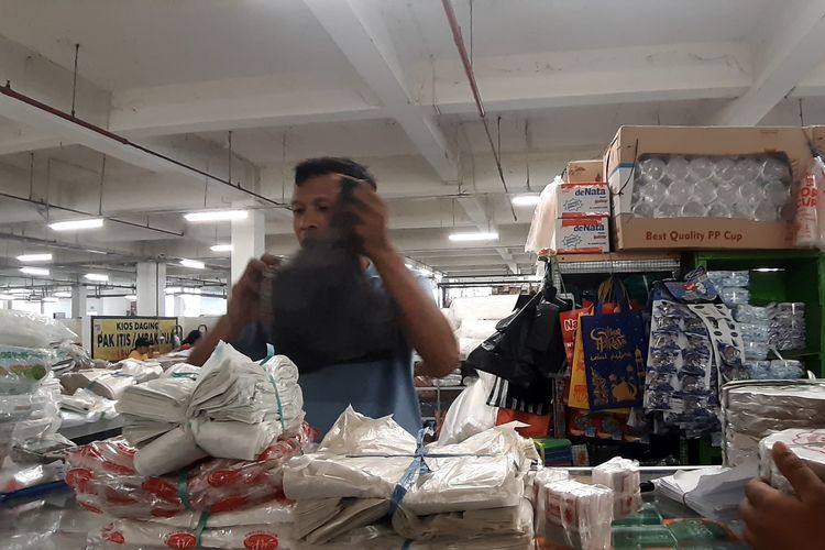 Harga Plastik Naik Imbas Pasokan Petrokimia Global Terganggu, UMKM Tertekan