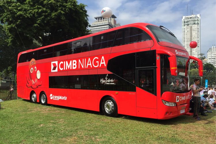 Ilustrasi reklame berjalan. Satu unit bus tingkat sumbangan CIMB Niaga untuk PT Transjakarta terparkir di area Senayan, Minggu (1/10/2017). Bus tingkat ini akan digunakan untuk bus wisata gratis atau city tour di Jakarta. 