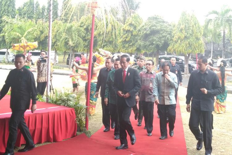 Presiden Jokowi tiba di lapangan Puputan, Niti Mandala, Renon, Denpasar untuk membagikan sertifikat tanah.