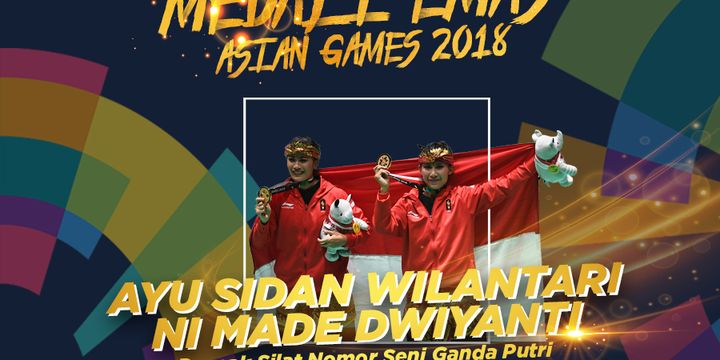 Pasangan pesilat Indonesia peraih medali emas Ayu Sidan Wilantari (kiri) dan Ni Made Dwiyanti (kanan) berpose usai upacara penyerahan medali pencak silat nomor seni ganda putri Asian Games 2018 di Padepokan Pencak Silat Taman Mini Indonesia Indah (TMII), Jakarta, Rabu (29/8/2018)