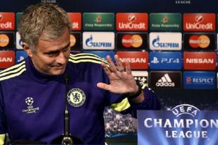 Manajer Chelsea Jose Mourinho menghadiri konferensi pers, di markas Paris Saint-Germain, Parc des Princes, Paris, Senin (16/2/2015).