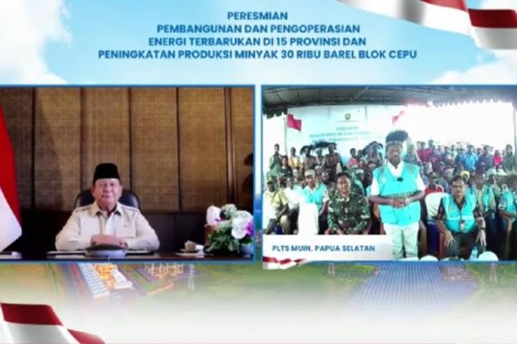 Presiden Prabowo Subianto berdialog dengan Bupati Kabupaten Mappi, Papua Selatan, Kristosimus Yohanes Agawemu di sela-sela peresmian pengoperasian dan pembangunan energi terbarukan di 15 Provinsi, Kamis (26/6/2025). 