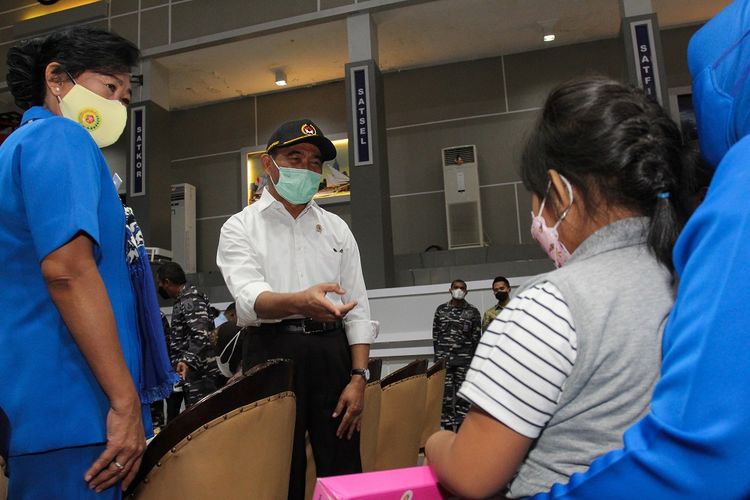 Menteri Koordinator Bidang Pembangunan Manusia dan Kebudayaan (Menko PMK) Muhadjir Effendy (kedua kiri) menemui keluarga ABK KRI Nanggala 402 di Koarmada II, Surabaya, Jawa Timur, Minggu (25/4/2021). Kehadiran Menteri Koordinator Bidang Pembangunan Manusia dan Kebudayaan (Menko PMK) Muhadjir Effendy dan Menteri Sosial Tri Rismaharini itu dalam rangka penguatan dan dukungan moril bagi keluarga ABK KRI Nanggala 402. ANTARA FOTO/Didik Suhartono/wsj.