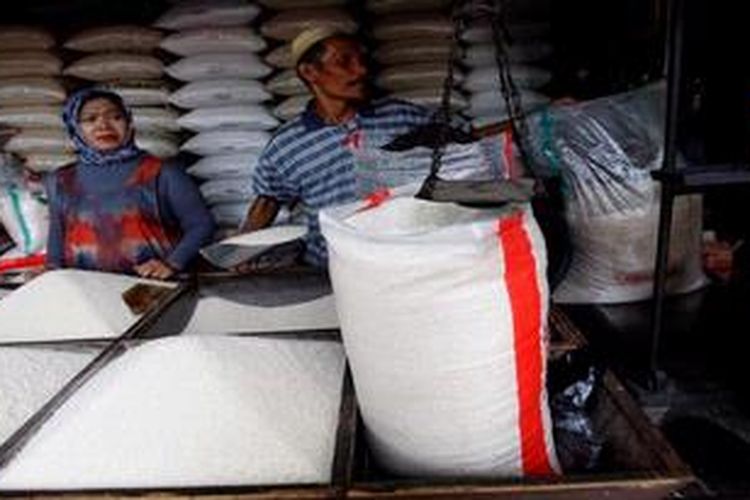 Ilustrasi ketahanan pangan. Syarifudin (57) pedagang beras di Pasar Sederhana, Bandung, Jawa Barat, menimbang beras dagangannya. 