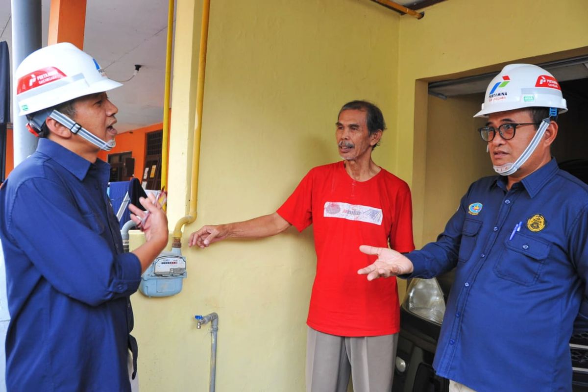Komite Badan Pengatur Hilir Minyak dan Gas Bumi (BPH Migas) Wahyudi Anas dan Iwan Prasetya Adhi monitoring pengembangan pembangunan jaringan gas (jargas) dI PT Perusahaan Gas Negara (PGN) Tbk Sales and Operating Region (SOR) III area Semarang, Jawa Tengah (Jateng), Kamis (9/3/2023).