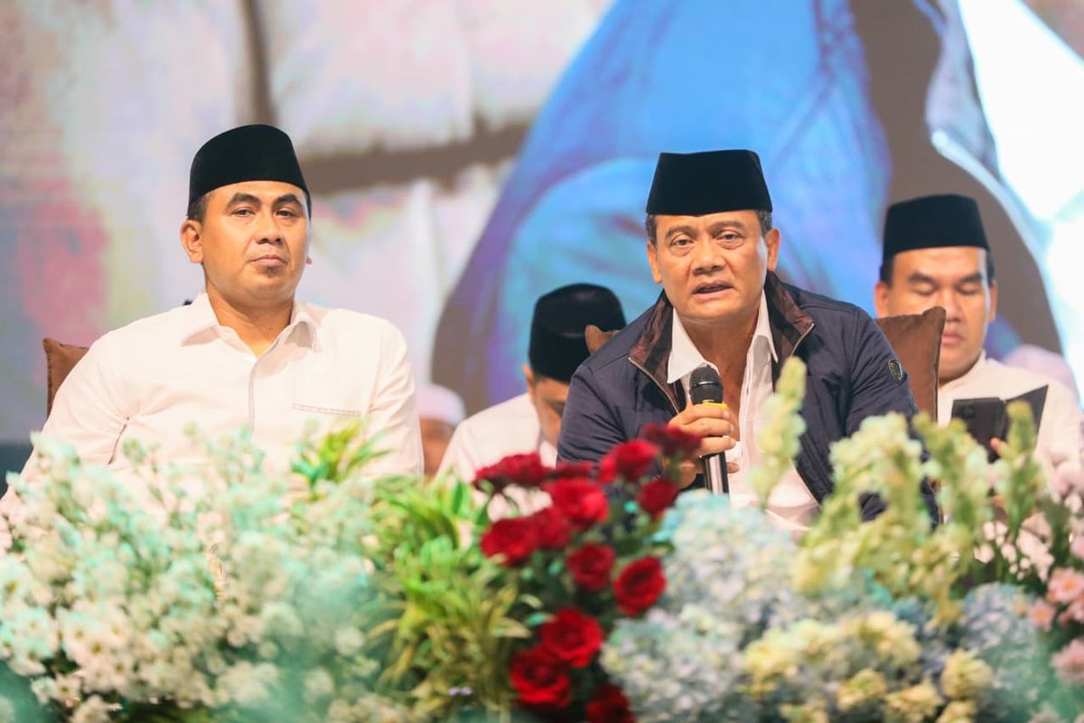 Gubernur Jawa Tengah (Jateng) Ahmad Luthfi dan Wakil Gubernur Taj Yasin Maimoen menghadiri Jateng Bersholawat dalam rangka memperingati Hari Santri Nasional (HSN) 2025 di Alun-alun Kabupaten Kudus, Selasa (21/10/2025).