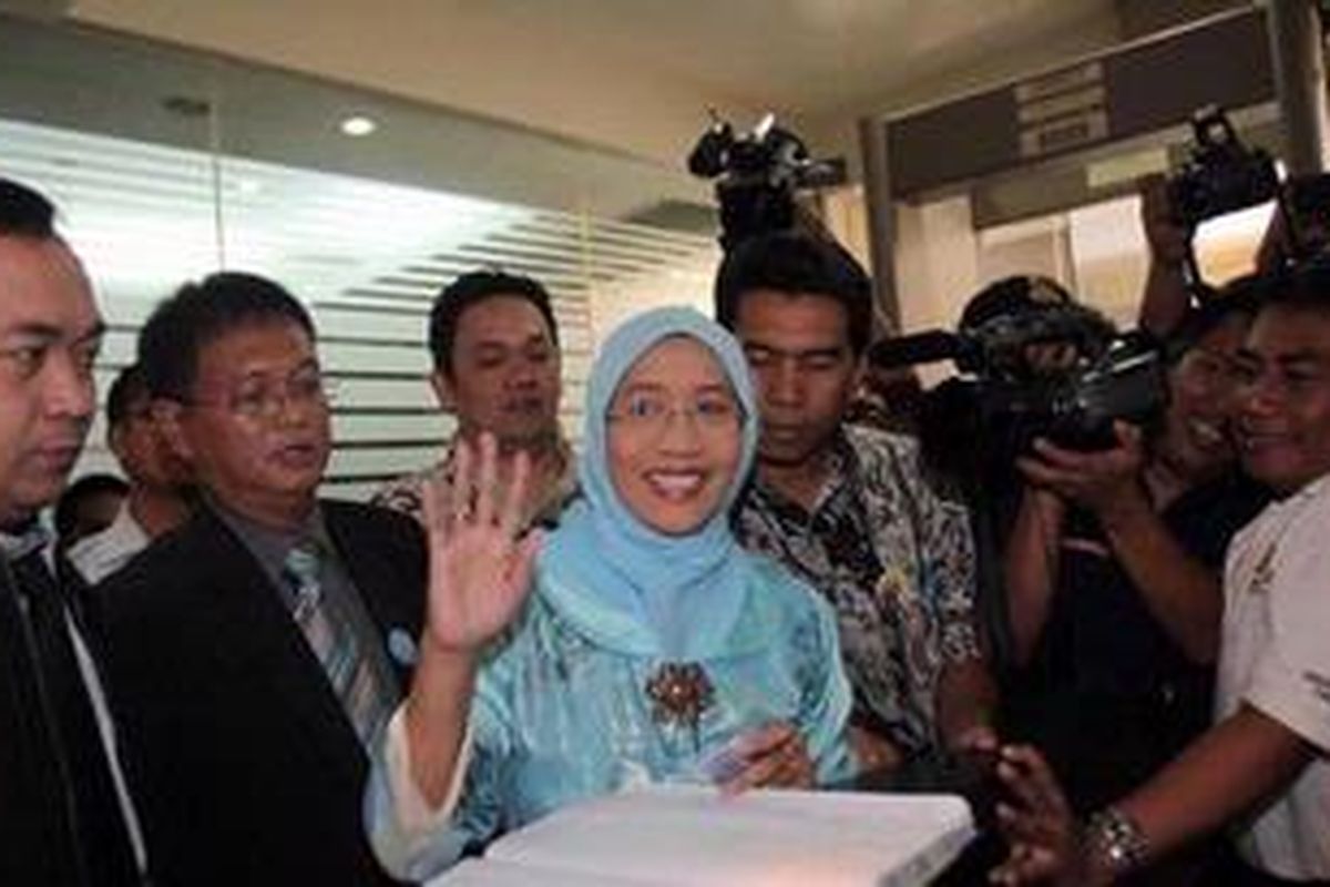 Matan anggota Komisi Pemilihan Umum (KPU), Andi Nurpati memasuki ruang pemeriksaan Bareskrim, Mabes Polri, Jakarta, Jumat (15/7/2011). Andi diperiksa sebagai saksi kasus surat palsu MK, yang melibatkan tersangka Masyhuri Hasan. 
