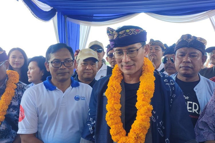 Menteri Pariwisata dan Ekonomi Kreatif (Menparekraf) Sandiaga Uno Sabtu (21/9/2024) usai berkunjung di Desa Pemuteran, Kecamatan Gerokgak, Kabupaten Buleleng, Bali.