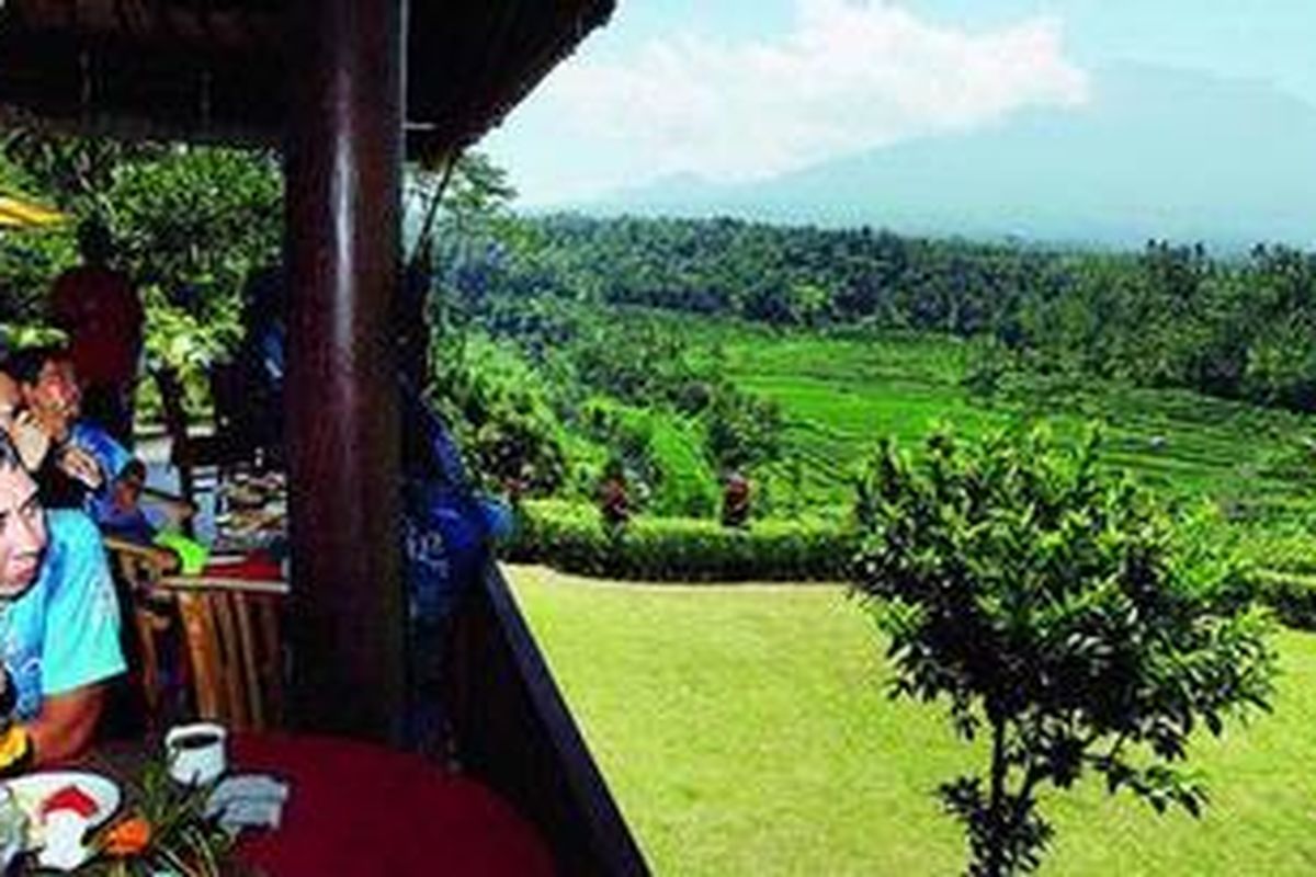 Keindahan panorama Gunung Agung dapat disaksikan dari teras restoran.