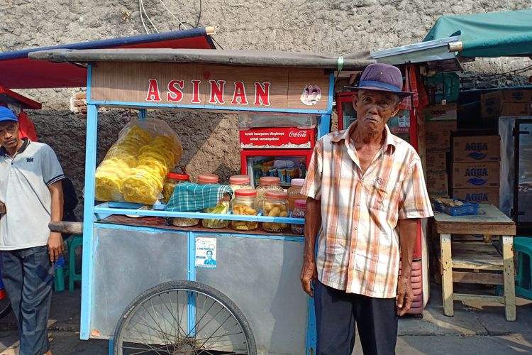 Kong Ayang bersama gerobak asinan miliknya