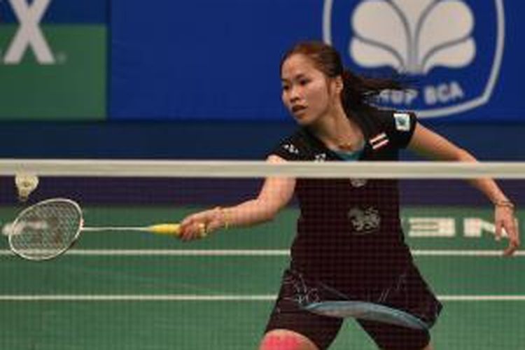 Pemain tunggal putri Thailand, Ratchanok Intanon, memukul kok ke arah pemain Tiongkok, Wang Shixian, pada babak semifinal BCA Indonesia Open Superseries Premier 2015 di Istora Senayan, Jakarta, Sabtu (6/6/2015).